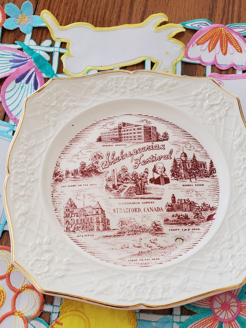 Shakespearean Festival Stratford Canada Decorative White and Burgundy Plate